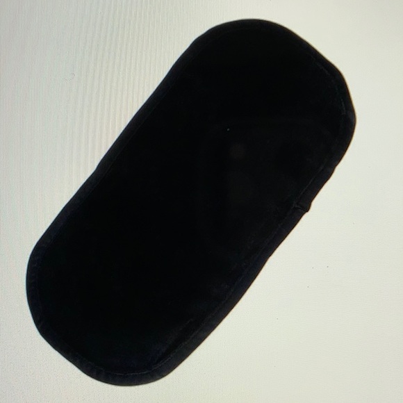 🆕MAKEOVER ESSENTIALS! Chic Black make up eraser - Picture 9 of 11